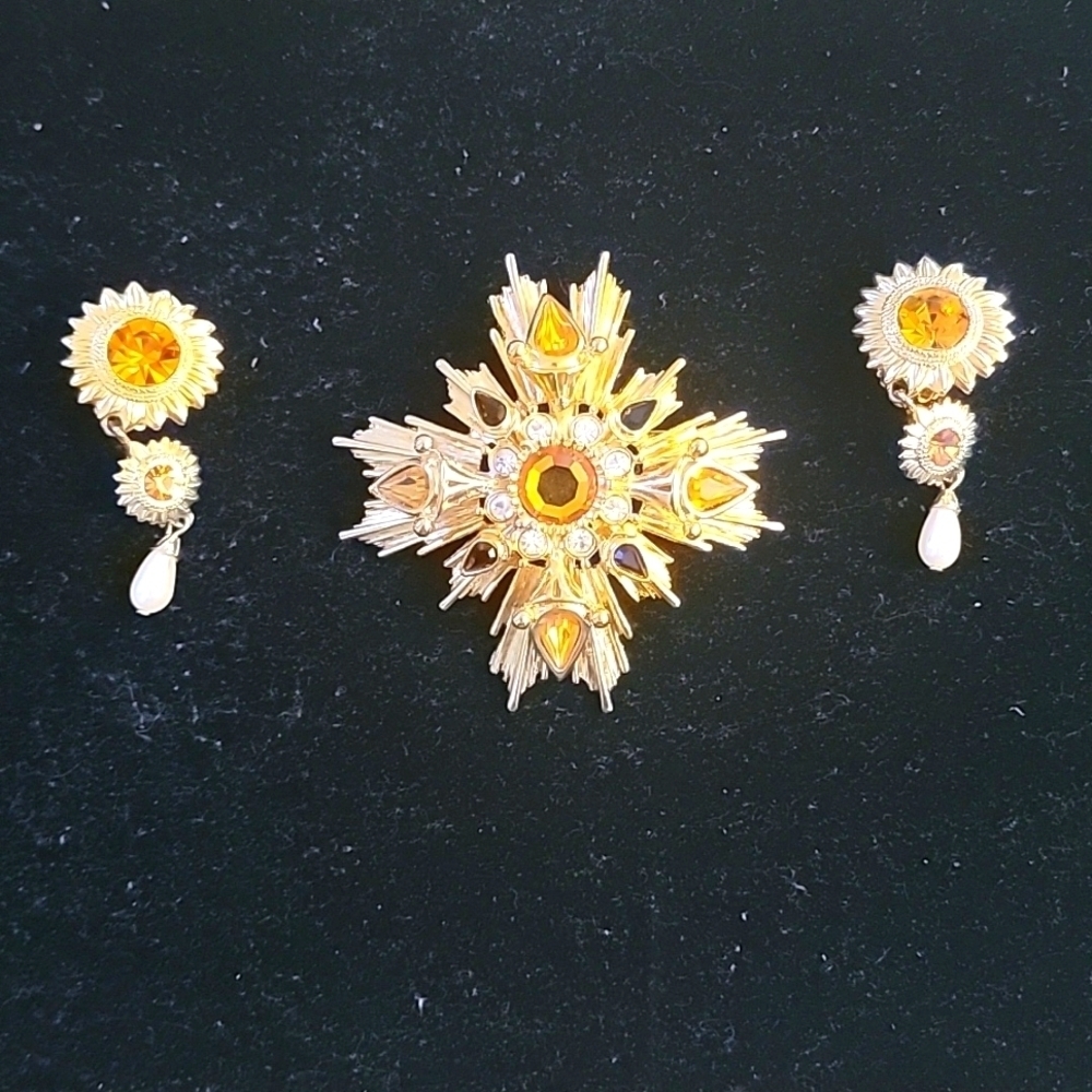 Rare Vintage Joan Rivers Amber Topaz Rhinestone Maltese Cross StarBurst Brooch